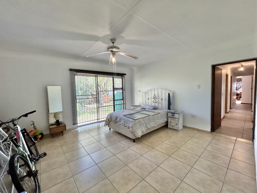 6 Bedroom Property for Sale in Wavecrest Eastern Cape